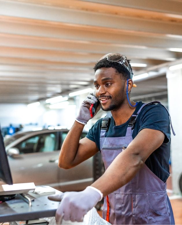 img-mechanic-on-phone-computer-inspection