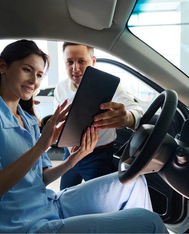 img-service-woman-using-tablet-in-car